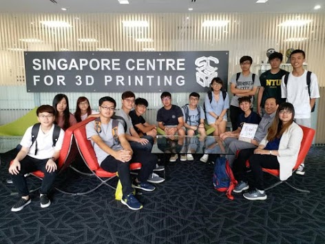 本系沈育芳老师(前排右一)、蔡志楷主任(前排右二)与本系学生于新加坡南洋理工大学3D打印中心合影
