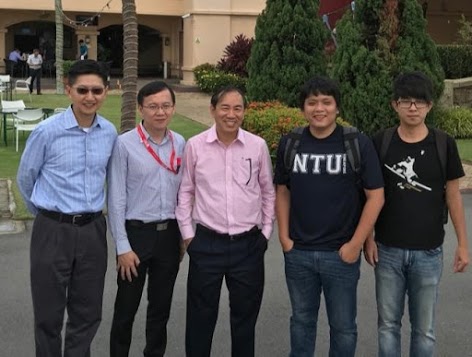 本系郭哲男老師(右二)與蔡志楷老師(右三)及新加坡南洋理工大學3D列印中心研究人員合影