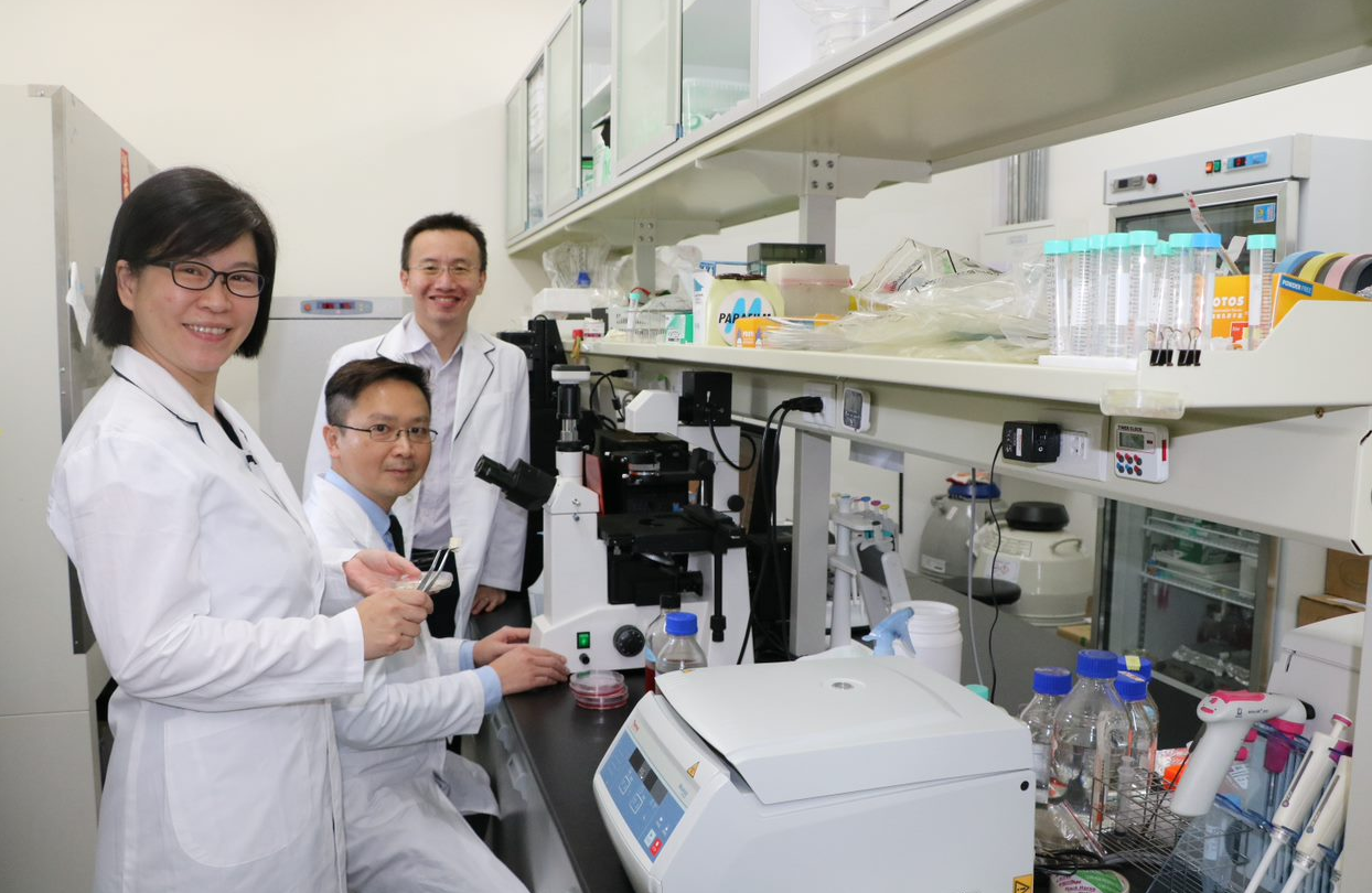 圖說：新創獎研究團隊成員亞洲大學3D列印研究中心副主任陳怡文（左）、中國附醫整形外科主任李建智（中）、謝明佑教授合影。
