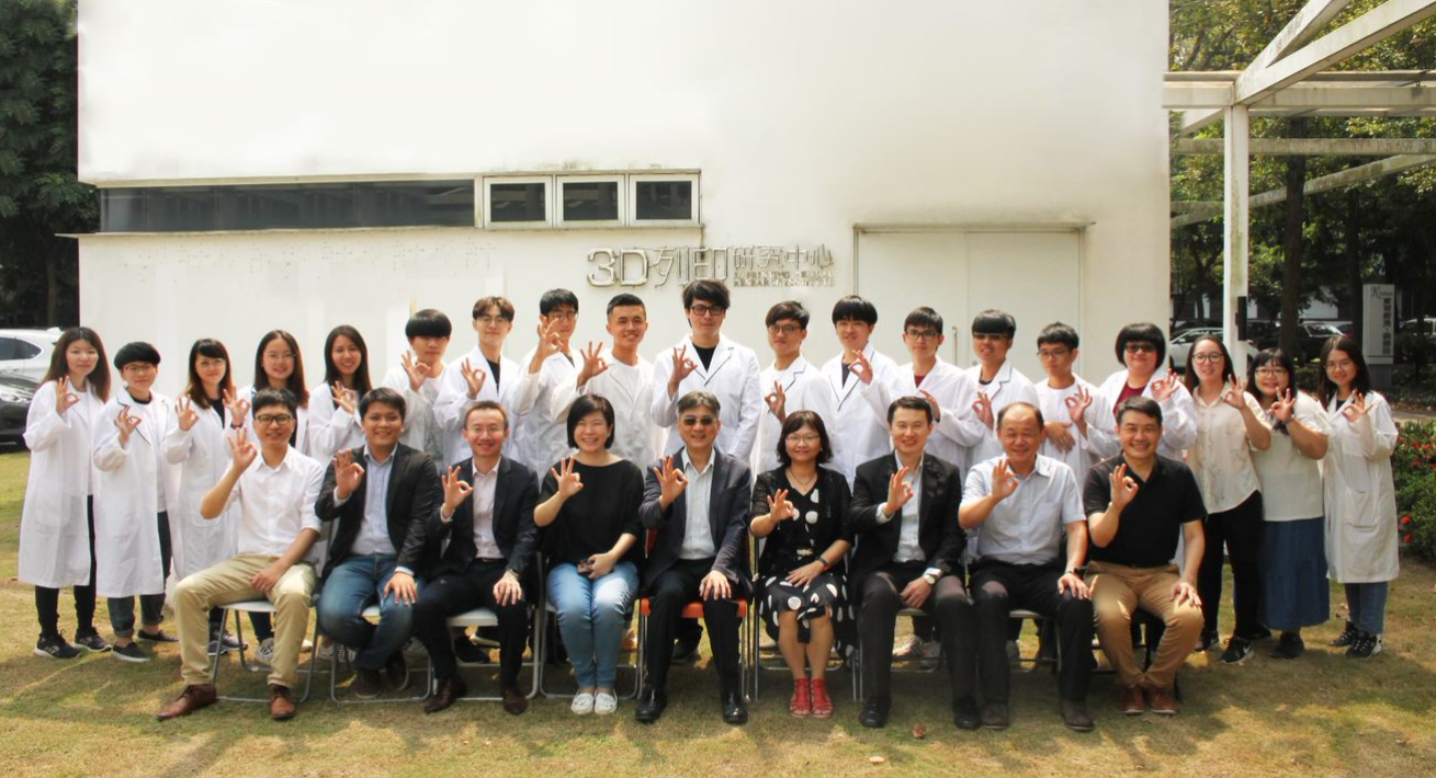 圖說：亞洲大學3D列印研發中心的研究團隊師生在校園內合影。