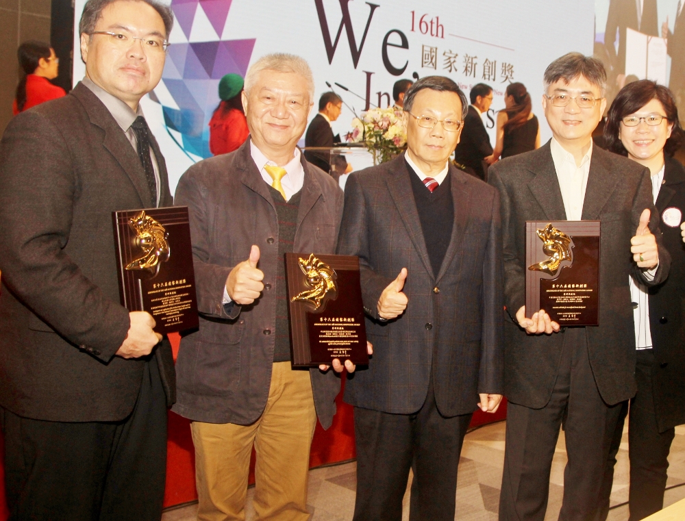 圖說：亞大校長蔡進發（右二）偕同副校長陳大正(右一)3D團隊北上受獎，接受科技部次長謝達斌（右三）頒獎。